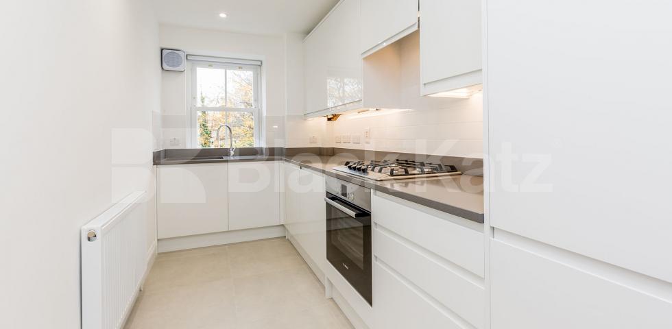 			GOOD TO CONVERT LOUNGE FOR 3!, 3 Bedroom, 1 bath, 1 reception Flat			 York Way, CAMDEN BORDERS 